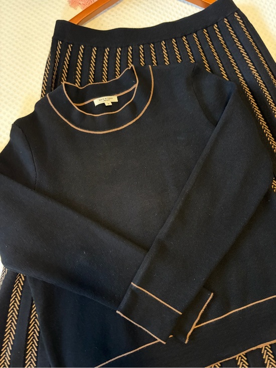 Max Studio Dresses & Skirts - Max Studio Black Crewneck Sweater with Tan Contrast Trim w/Pleated Sweater Skirt